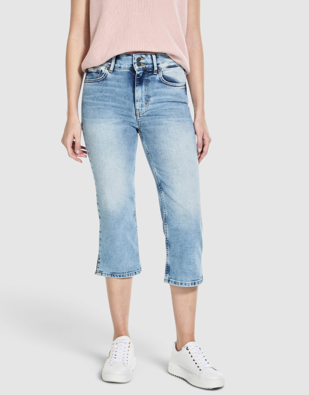 GUESS Jeans - GUESS JEANS High-Rise Capri Straight Leg Jeans
