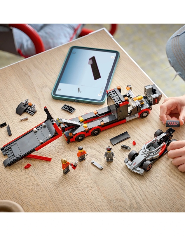 LEGO - F1(R) Display Truck with Audi F1(R) Race Car