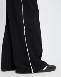 adidas Sportswear - Seasonal Essentials Colorpop Pants With Embroidered Graphic