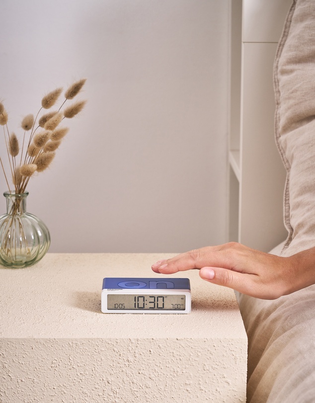 Lexon - Lexon Flip Classic Reversible Alarm Clock PANTONE - Classic Blue