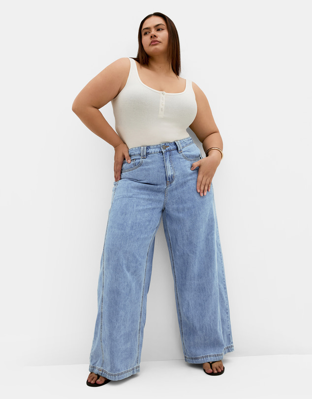 City Chic - Plus size Harley Fit Lucia Wide Leg Short Jean - light wash
