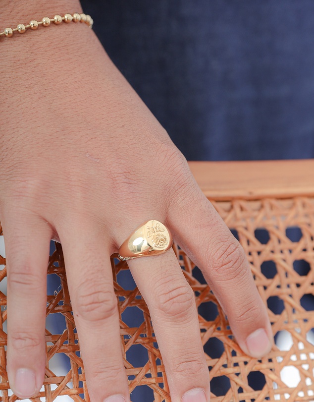 Kuzzoi - ICONIC EXCLUSIVE - Rose Embossed Signet Ring in Gold-Plated 925 Sterling Silver