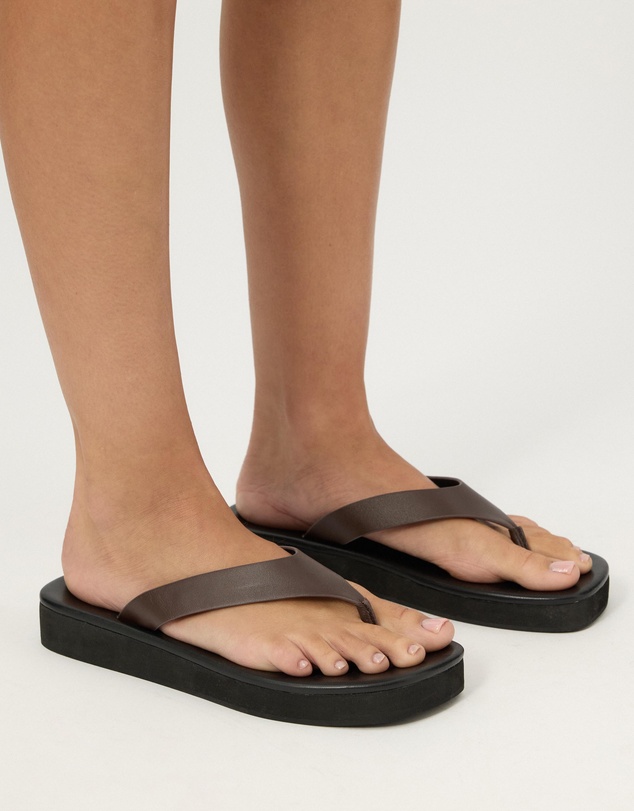 Atmos&Here - Tia Contrast Strap Leather Platform Thongs