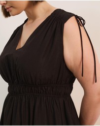 Atmos&Here Curvy - Luna Linen Blend Sleeveless Gathered Maxi Dress