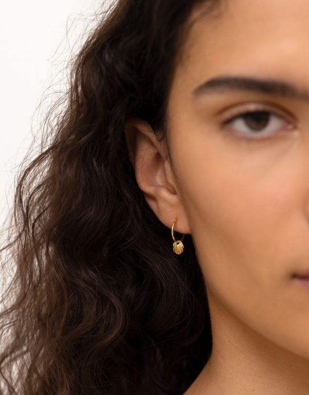 SAINT VALENTINE - Flat Shell Mini Hoops - Gold - ICONIC EXCLUSIVE