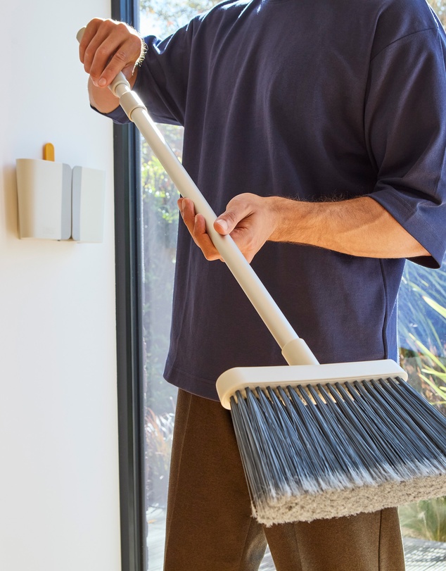 Joseph Joseph - CleanTech™ Wall-Mounted Broom