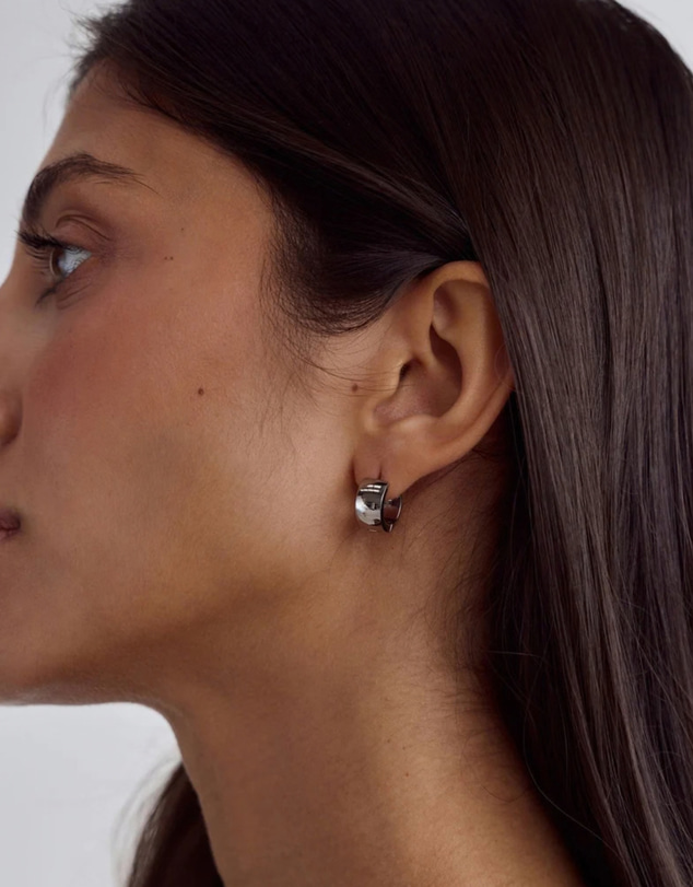 CENDRE - Maiya Huggie Earrings Silver
