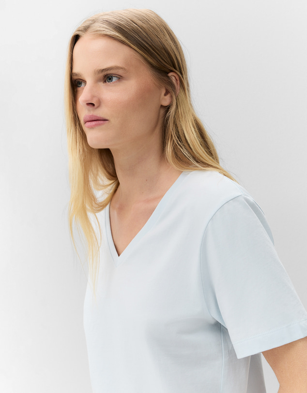 UNISON - The Classic V Neck Tee