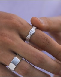 Kuzzoi - ICONIC EXCLUSIVE - Hammered Band Ring in 925 Sterling Silver