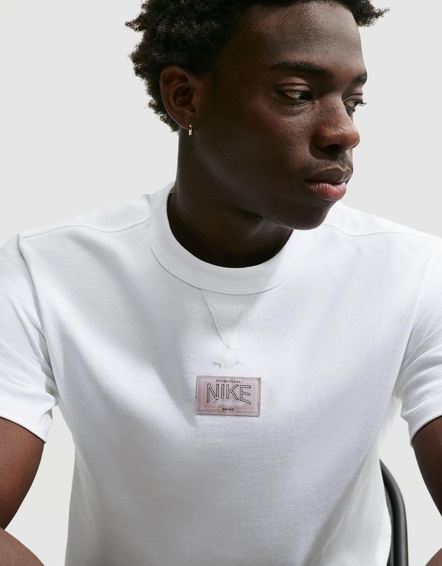 Nike - Sportswear Tailored Premium Patch Essentials T-Shirt