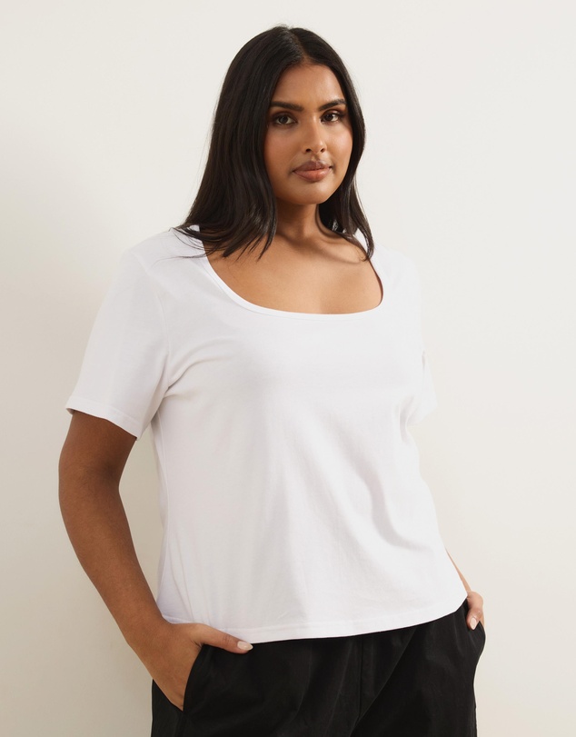 Atmos&Here Curvy - Lana Short Sleeve Scoop Neck Fitted Tee