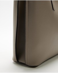 GUESS - Meridian II Girlfriend Tote