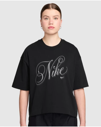 Nike - NSW SS Tee Boxy Script