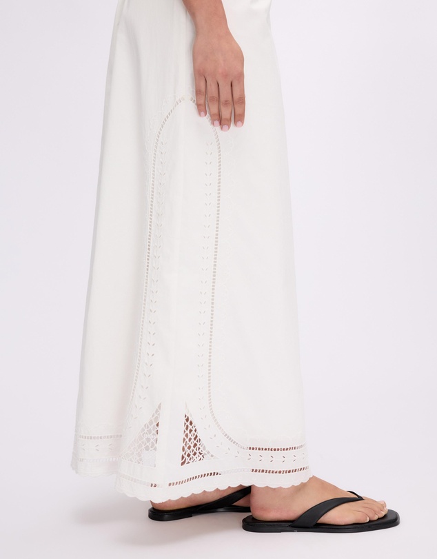Minima Esenciales - Daphne Embroidered Midi Dress