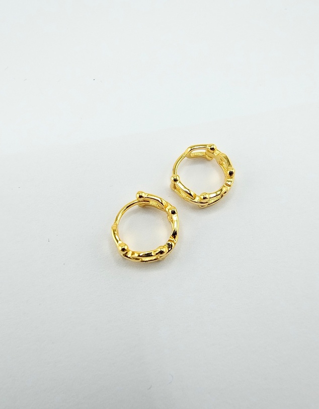 Izoa - Linked Chain Huggie Earrings