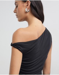 Minima Esenciales - Delphi Twist Off Shoulder Cupro Top