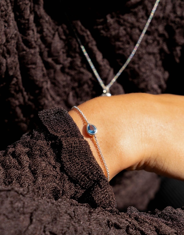 Dower & Hall - Women's Blue Topaz Pear Chain Bracelet In Sterling Silver