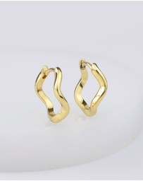 Wanderlust + Co - Scallop Gold 10mm Huggie Earrings