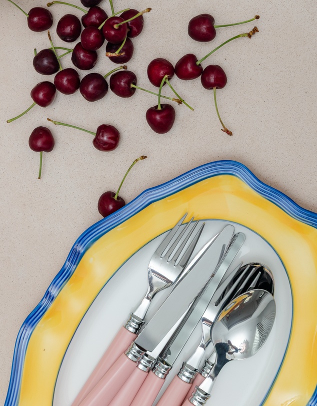 In The Roundhouse - Yellow & Blue Soft Scallop Dining Set