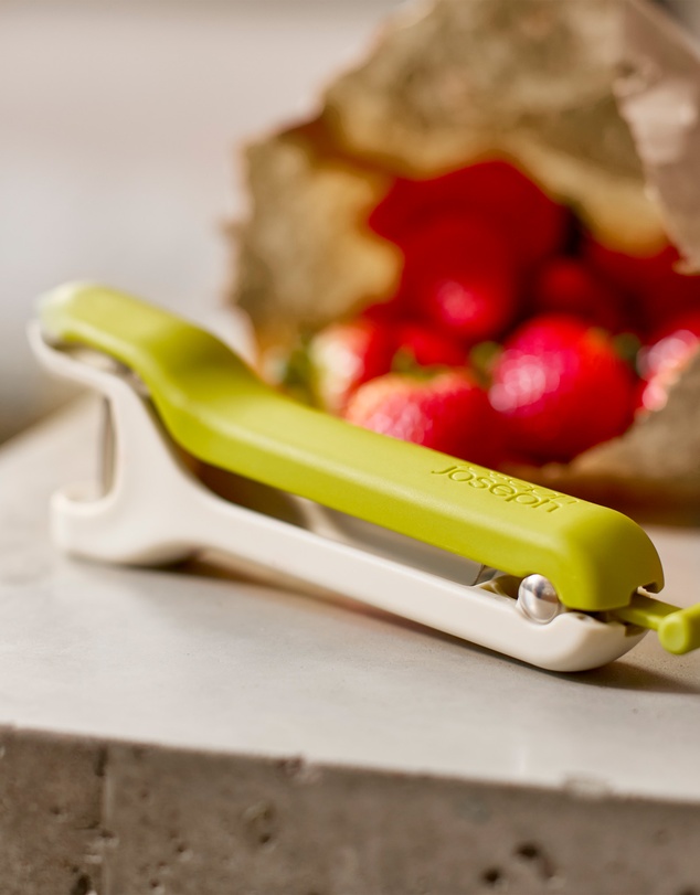 Joseph Joseph - Tweezy™ 2-in-1 Pitter and Huller