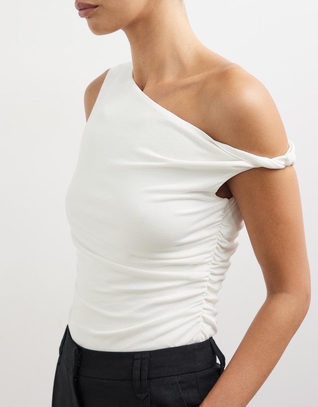 Minima Esenciales - Delphi Twist Off Shoulder Cupro Top