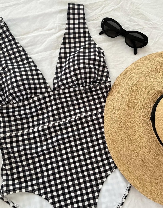UNE PIECE - Classic V-Neck One Piece Swimsuit