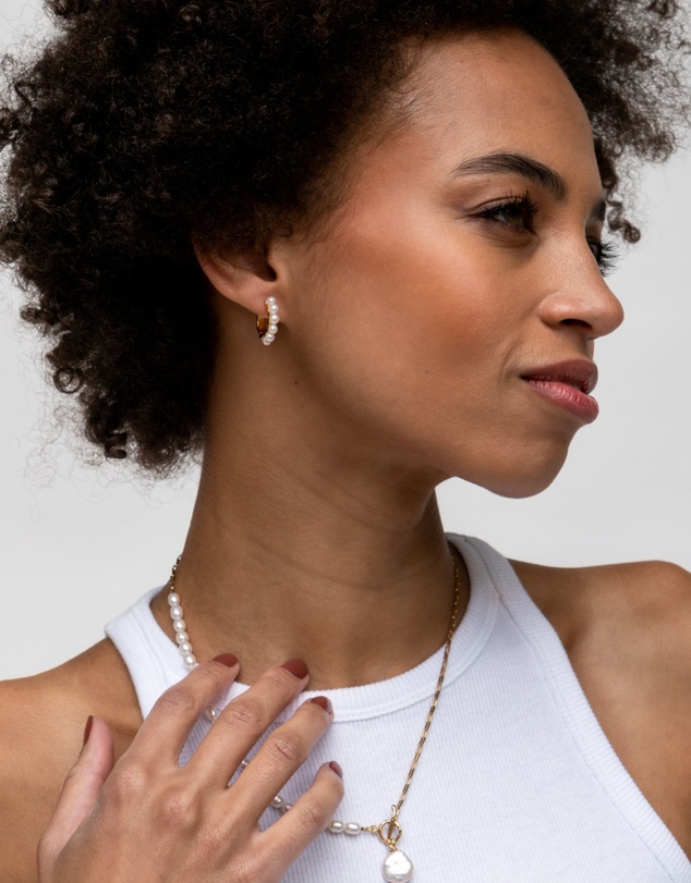 Dower & Hall - Women's Medium Timeless Pearl Huggie Hoops in Gold Vermeil