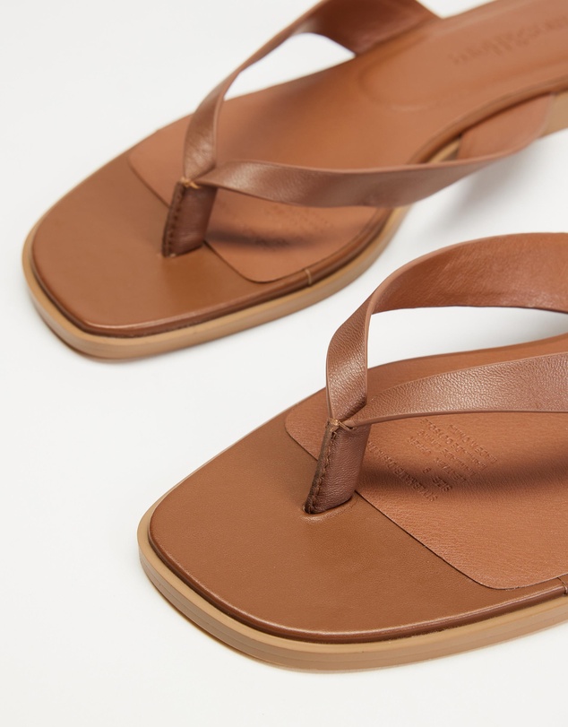 Atmos&Here - Dasha Leather Thong Sandals