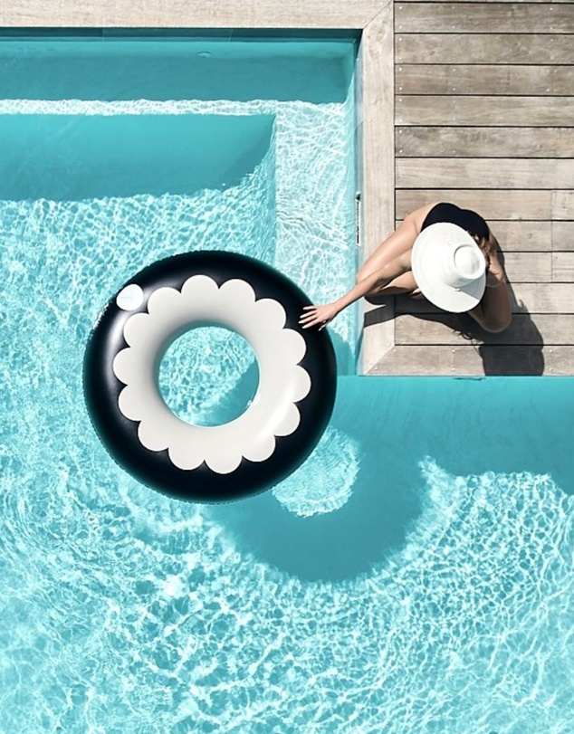 &Sunday - Scallop Oversized Inflatable Pool Tube Float- Black