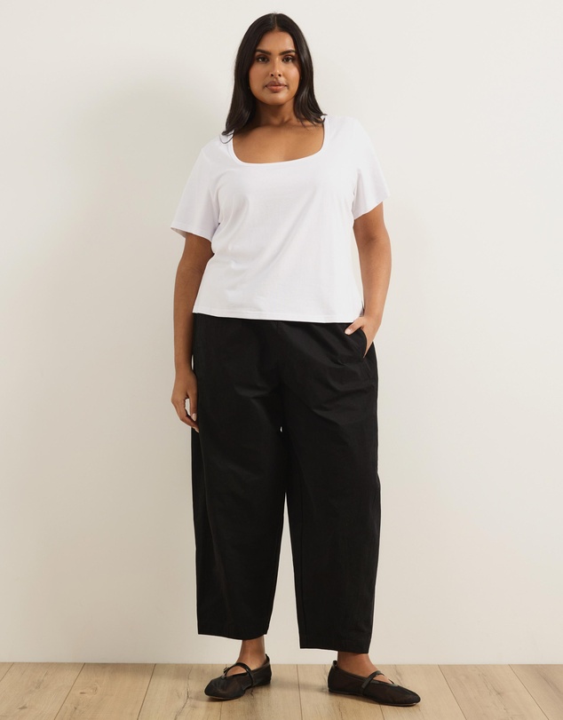 Atmos&Here Curvy - Lana Short Sleeve Scoop Neck Fitted Tee