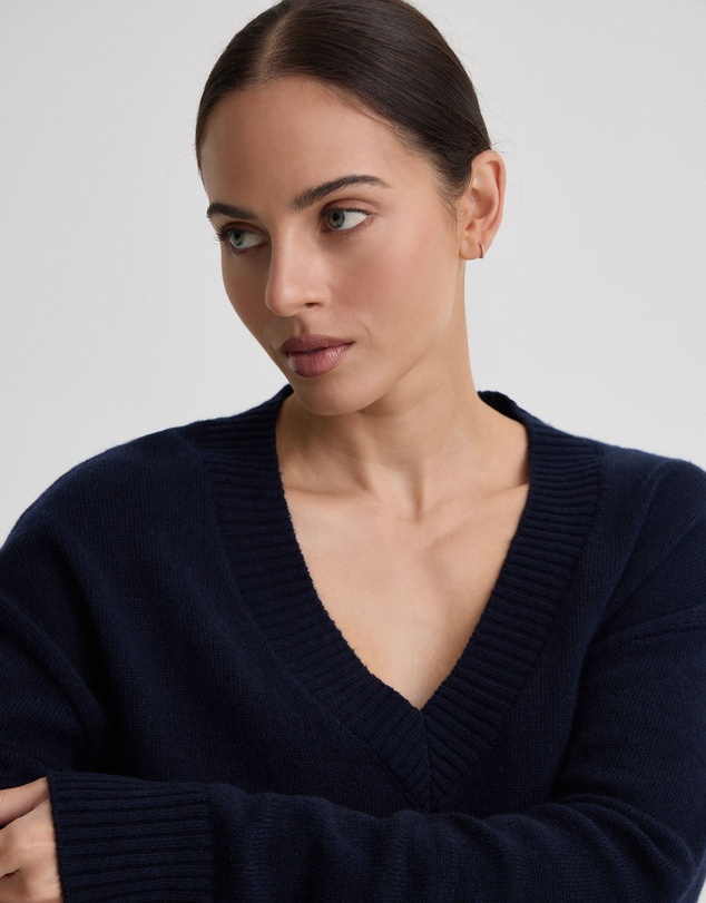 Oxford - Astrid V Neck
