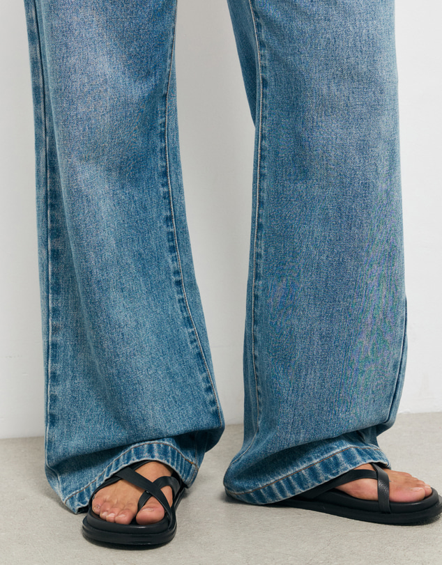 AERE - Roxy Leather Crossover Footbed Sandals - Women's