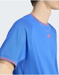 adidas Originals - CHEST STRIPES ENGINEERED COLLAR TEE Mens