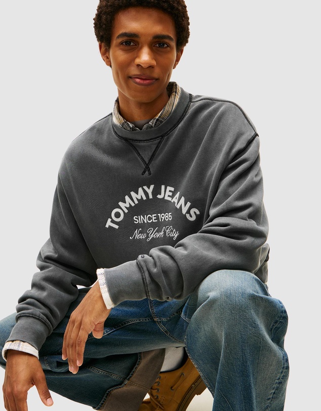 Tommy Jeans - Relaxed Garment Dyed Applique Crew