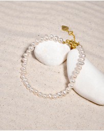 Wanderlust + Co - Beaded Pearl Gold Bracelet