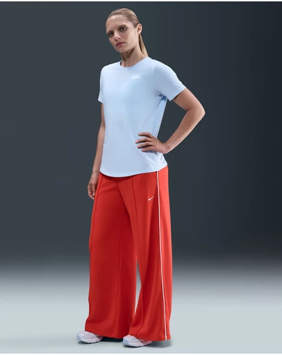 Nike - Sportswear Club Essentials T-Shirt