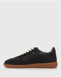 Betts - June Low-Top Sneakers