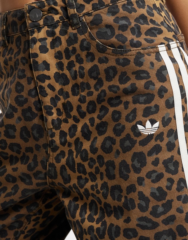 adidas Originals - Originals Denim Loose Pants in Leopard