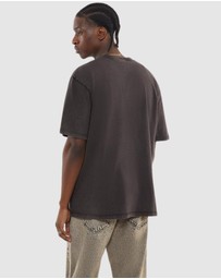 GUESS Originals - GUESS Originals Vintage Triangle Tee