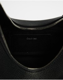 Calvin Klein - Emblem HW Pebble Top Zip Hobo
