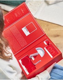 Lexon - Lexon GIFT Set PANTONE - Includes Mino+ Mini Speaker, Flip Classic Clock, Mina M Lamp, Thykho 3 Speaker - 2035 Red