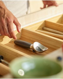 Joseph Joseph - Elevate™ Ice-Cream Scoop with Integrated Tool Rest