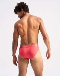 TEAMM8 - Icon Sport Brief