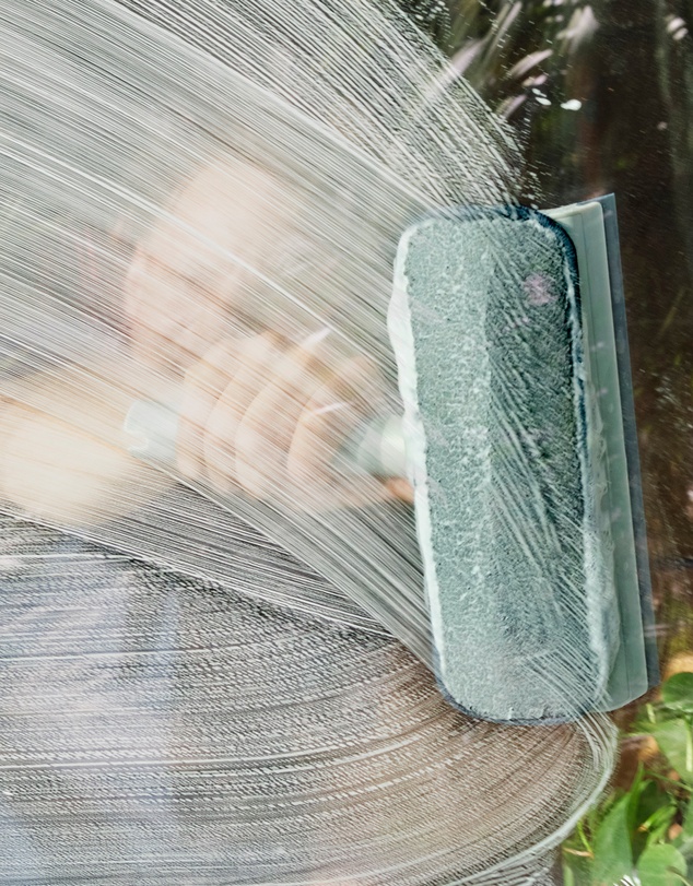 Joseph Joseph - CleanTech™ 2-in-1 Glass Cleaning Squeegee