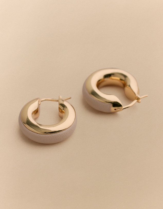 Trenery - Lutra Huggie Earrings in Tahini