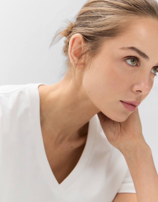 UNISON - The Classic V Neck Tee