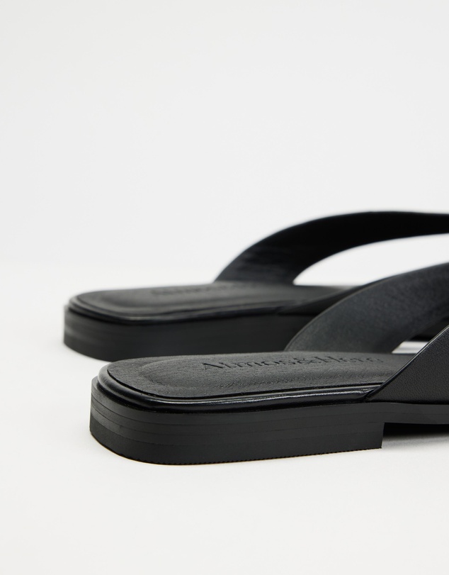 Atmos&Here - Dasha Leather Thong Sandals