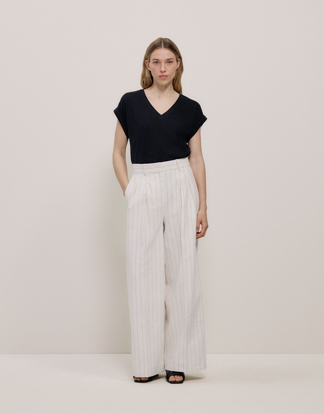 Trenery - Linen Cotton V Neck T-shirt in Black