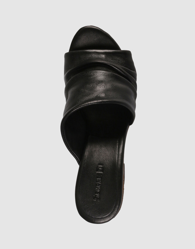 Sempre Di - Larisia Mules
