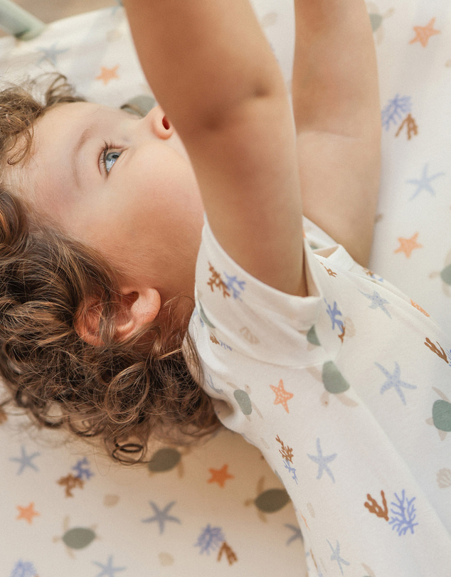 Kynd Baby - Fitted Cot Sheet in Underwater World